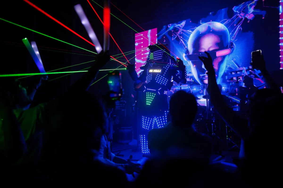 Robot LED cu lasere — show spectaculos